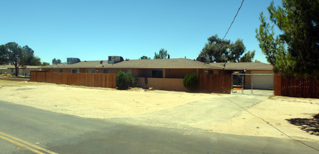 21188 Sitting Bull Rd in Apple Valley, CA - Building Photo - Building Photo