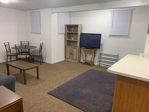 827 10th Ave NW, Unit B in Minot, ND - Building Photo - Building Photo