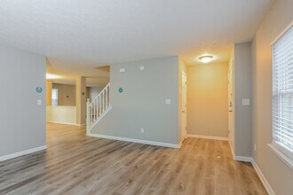 10440 Wintergreen Way in Indianapolis, IN - Foto de edificio - Building Photo