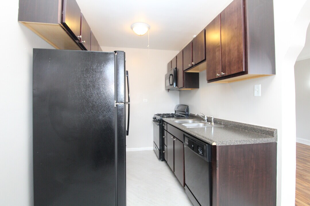 3935 W Diversey Ave in Chicago, IL - Building Photo