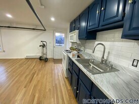 686 Parker St in Boston, MA - Building Photo