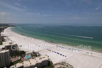 5855 Midnight Pass Rd in Siesta Key, FL - Foto de edificio - Building Photo