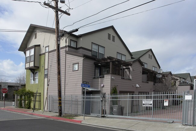 Gateway Commons in Emeryville, CA - Foto de edificio - Building Photo