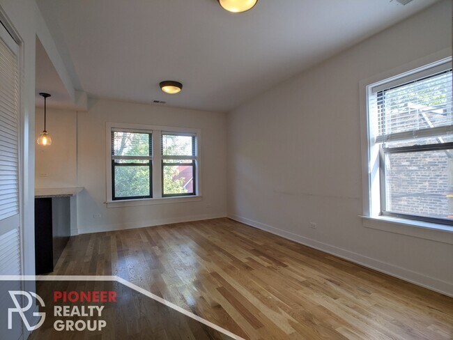 2205 W Eastwood Ave, Unit 2e in Chicago, IL - Building Photo - Building Photo