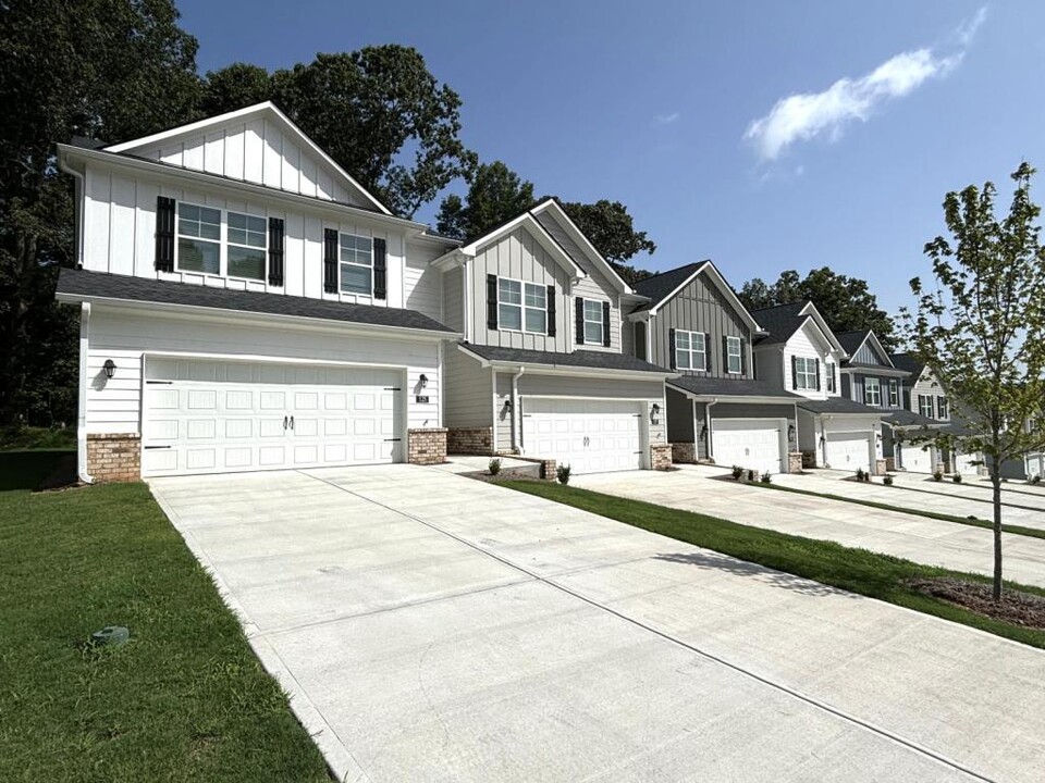 141 Chase Xing in Cornelia, GA - Building Photo