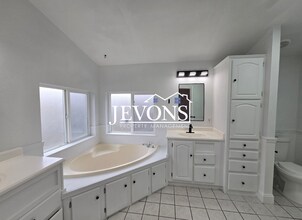 551 Point Dr in Selah, WA - Building Photo - Building Photo