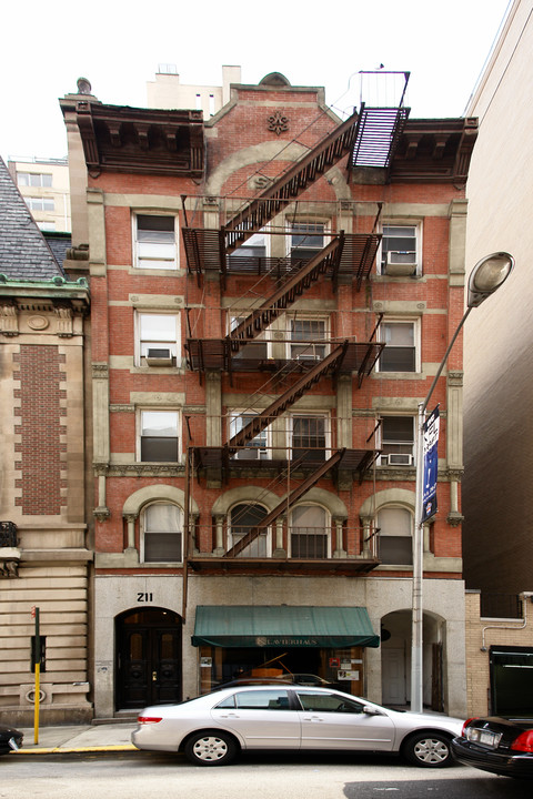 211 W 58th St in New York, NY - Foto de edificio