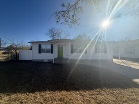 939 E 6th in Ada, OK - Building Photo