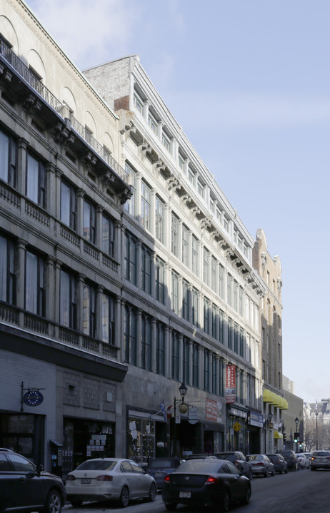 11-21 Notre-Dame O in Montréal, QC - Building Photo