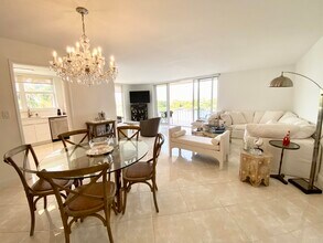 3575 S Ocean Blvd in South Palm Beach, FL - Foto de edificio - Building Photo