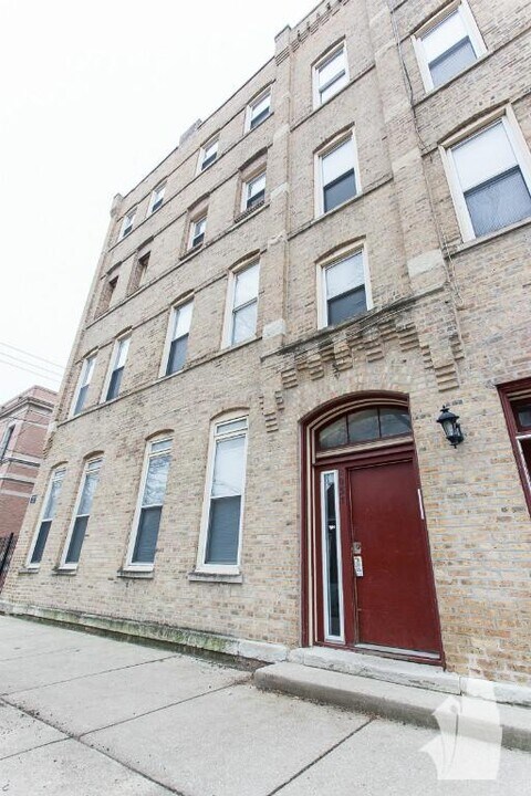 2057 W Dickens Ave in Chicago, IL - Building Photo