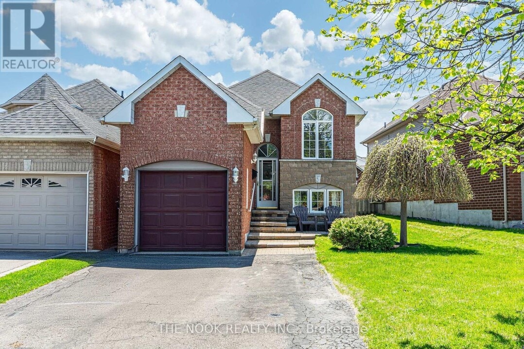 54 Abernethy Crescent in Bowmanville, ON - Building Photo