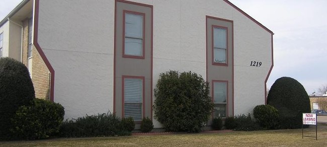 Westridge Apartments in Lancaster, TX - Building Photo - Building Photo