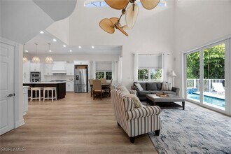 160 3rd St N in Naples, FL - Foto de edificio - Building Photo