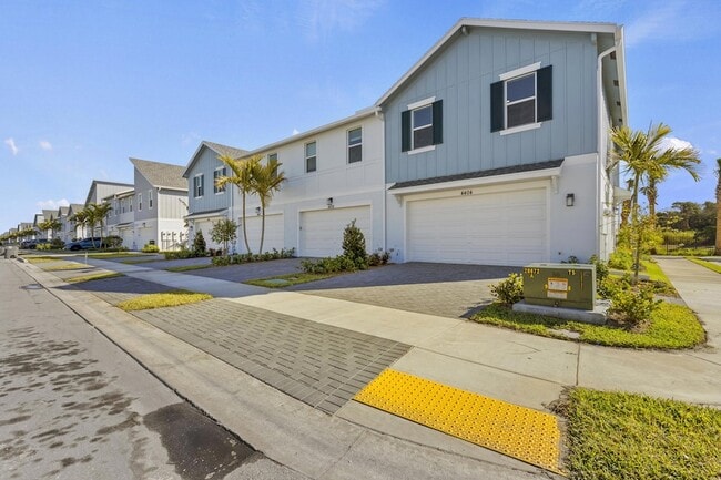 4404 Longwood Lk Sq in Westlake, FL - Building Photo - Building Photo