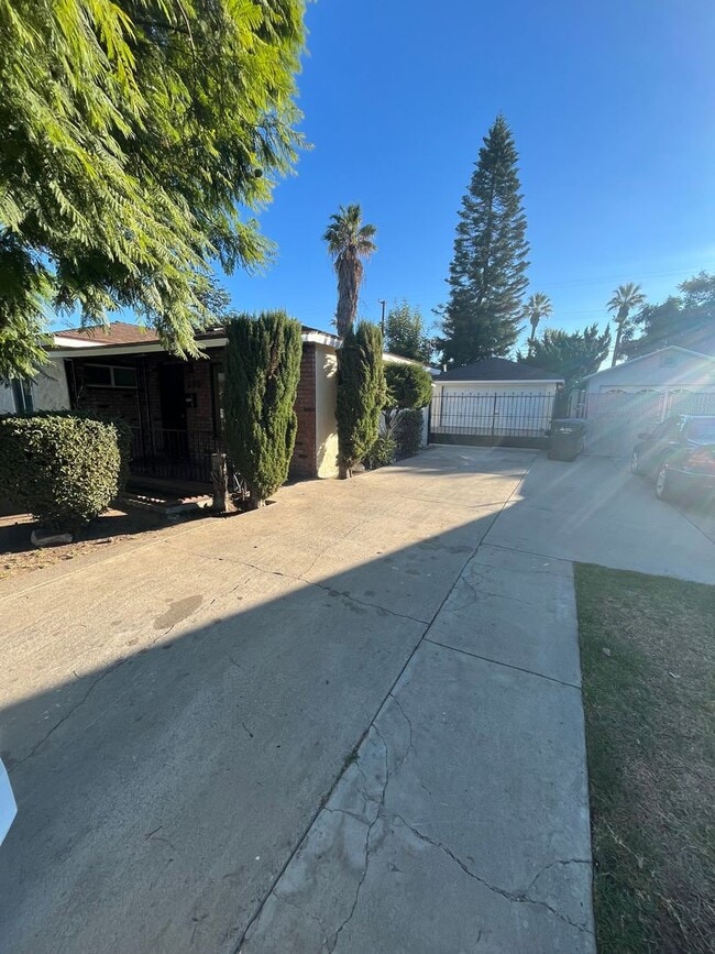 230 S Murray Ave in Azusa, CA - Building Photo - Building Photo