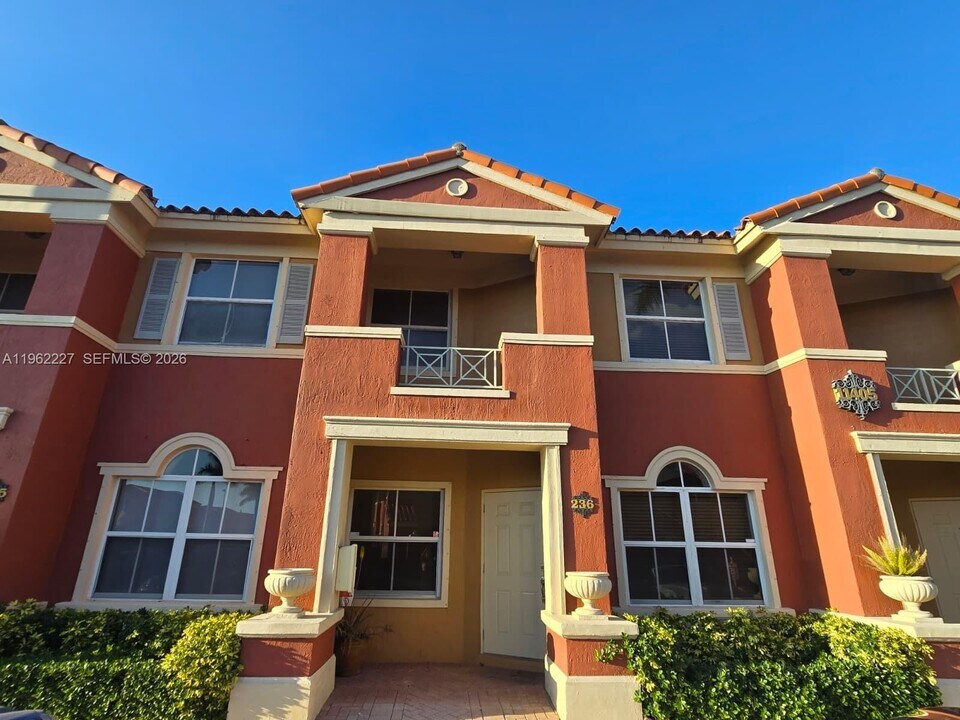 11405 NW 62nd Terrace in Doral, FL - Building Photo