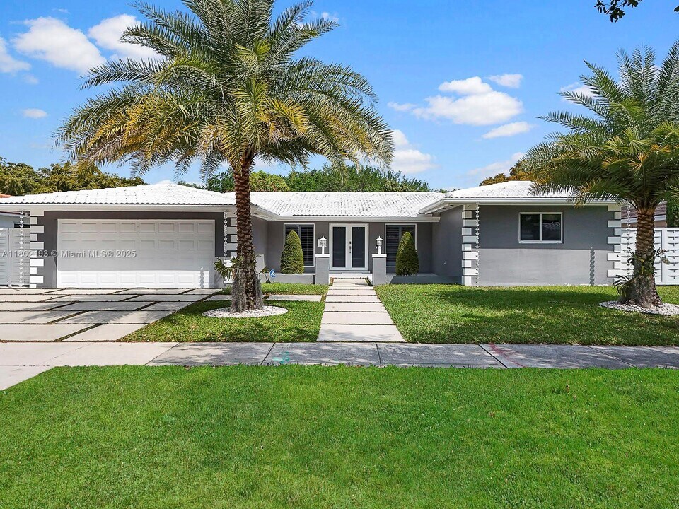 6951 Miami Lakeway S in Miami Lakes, FL - Building Photo