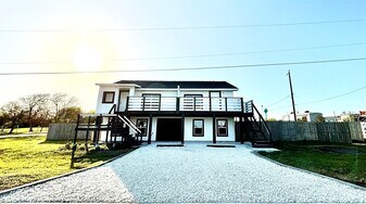 4406 Helen St in Hitchcock, TX - Building Photo