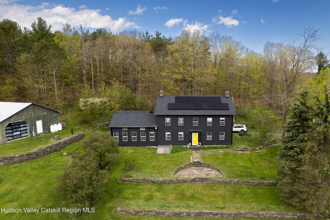 483 Travis Hill Rd in Preston Hollow, NY - Building Photo