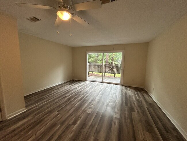 905 W Pine St in Hinesville, GA - Foto de edificio - Building Photo