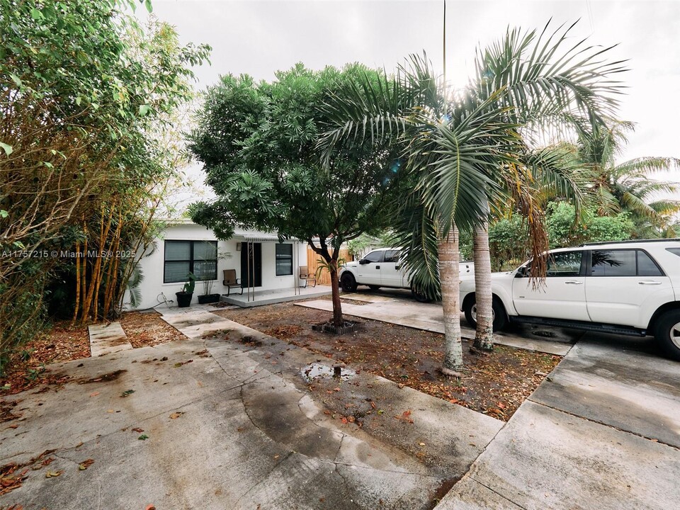 5652 Hayes St in Hollywood, FL - Building Photo