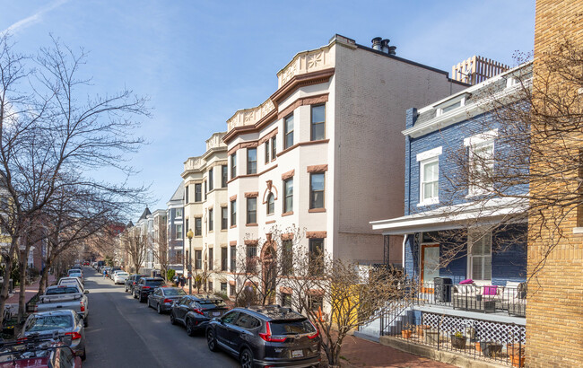 1737 Willard St NW in Washington, DC - Foto de edificio - Building Photo