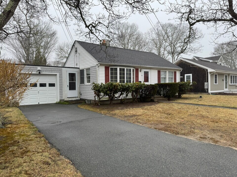 58 Cypress St in Teaticket, MA - Building Photo