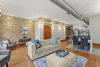 1338 W Madison St, Unit 2E in Chicago, IL - Building Photo - Building Photo