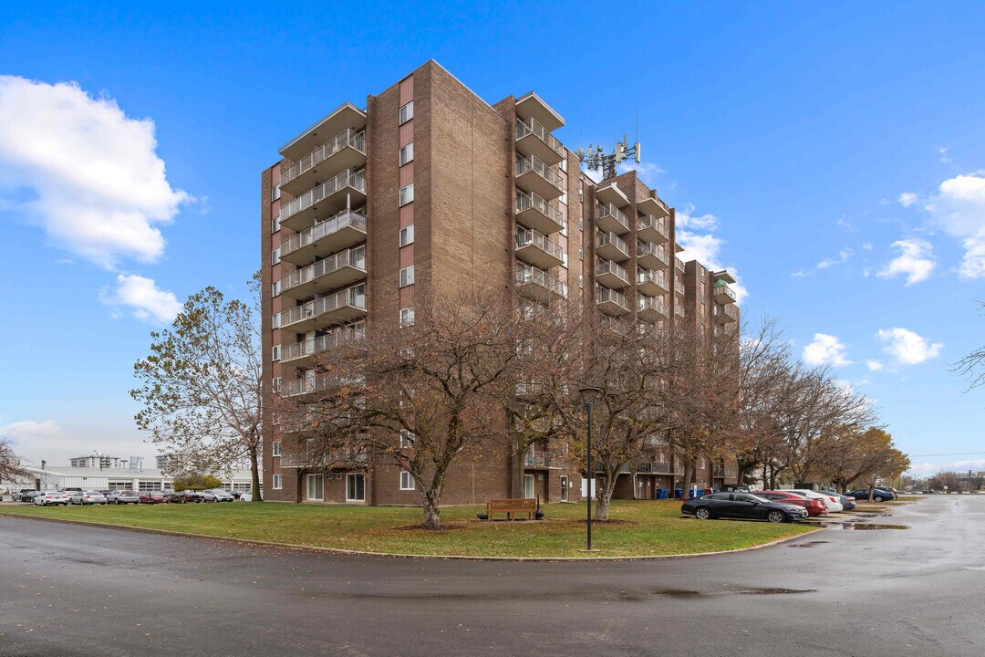 805 Grand Ave W in Chatham, ON - Building Photo