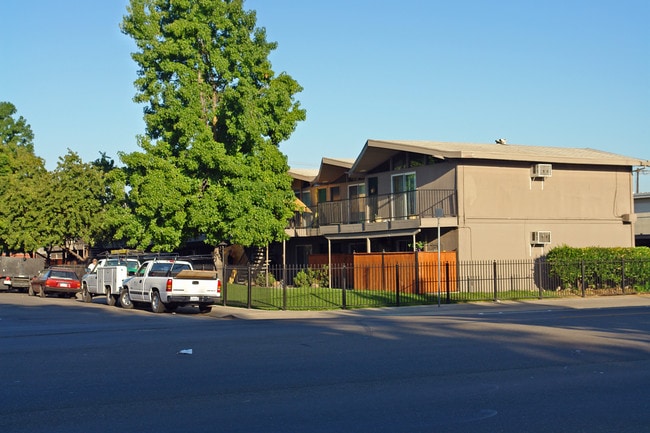 1305 W El Monte St in Stockton, CA - Foto de edificio - Building Photo