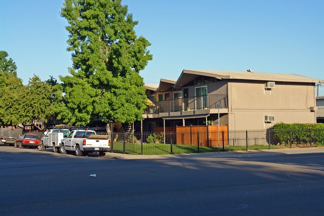 1305 W El Monte St in Stockton, CA - Building Photo - Building Photo