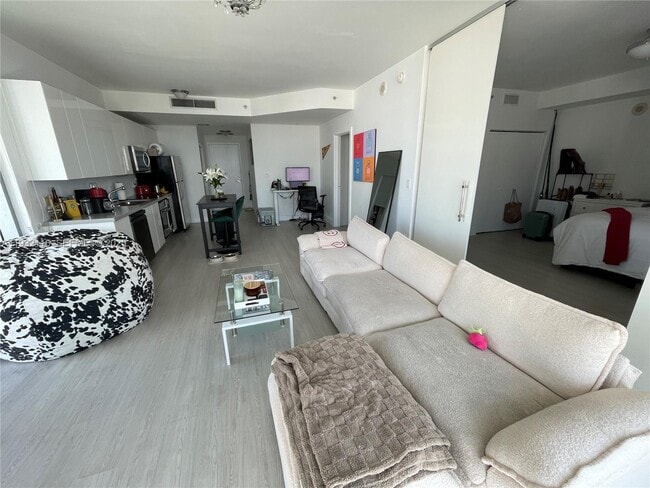 90 SW 3rd St, Unit 1205 in Miami, FL - Building Photo - Building Photo