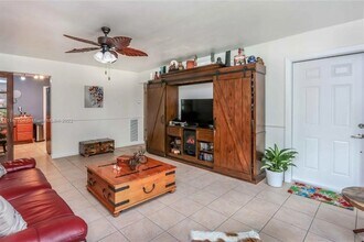124 NW 6th Ave in Hallandale Beach, FL - Foto de edificio - Building Photo
