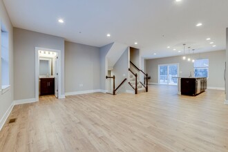 5001 Stefano Dr in Delmont, PA - Foto de edificio - Building Photo