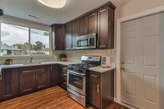 12 Camellia Ct in East Palo Alto, CA - Foto de edificio - Building Photo