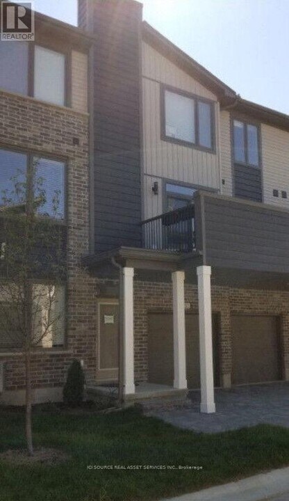 1960-1960 Dalmagarry Rd in London, ON - Building Photo