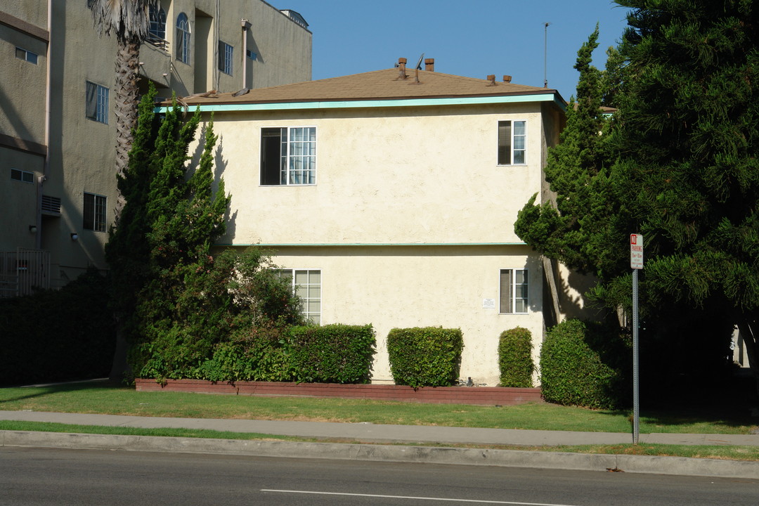 4461 Hazeltine Ave in Sherman Oaks, CA - Building Photo