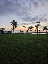 315 Crescent Ct E in Bradenton, FL - Building Photo