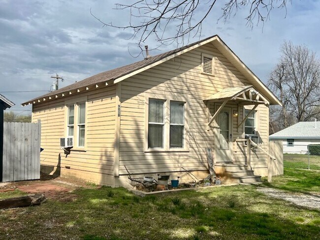 901 E Apache St in Norman, OK - Building Photo - Building Photo