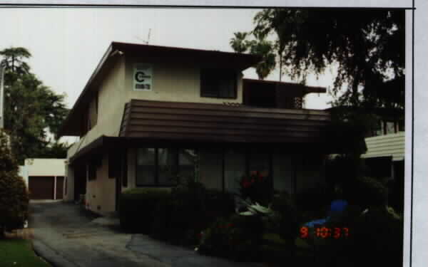 11007 Hortense St in North Hollywood, CA - Foto de edificio - Building Photo