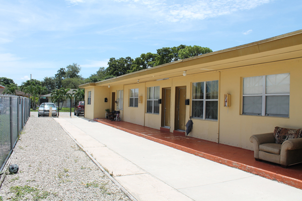 411 Sharar Ave in Opa Locka, FL - Building Photo