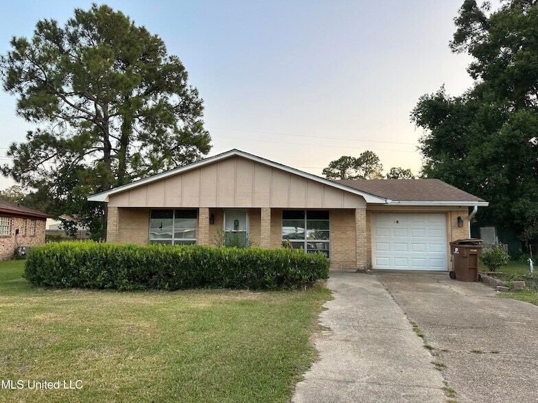 209 Cedar Dr in D'Iberville, MS - Building Photo