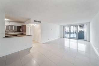 1500 Bay Rd, Unit S-0946 in Miami Beach, FL - Building Photo - Building Photo