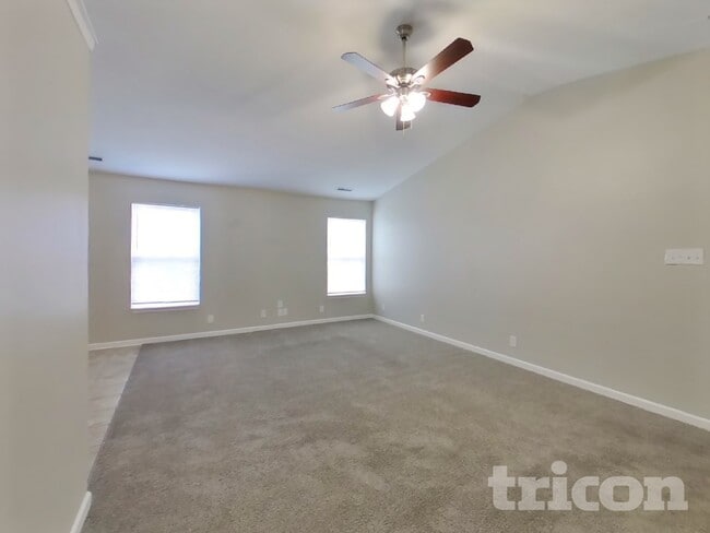 8596 Captain Dr in Avon, IN - Foto de edificio - Building Photo