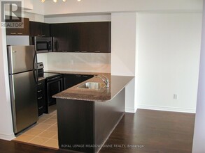 385-385 Prince of Wales Dr in Mississauga, ON - Building Photo - Building Photo