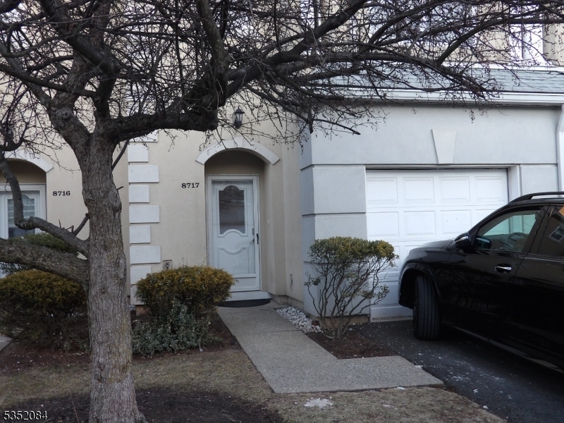 8717 Brittany Dr in Wayne, NJ - Foto de edificio