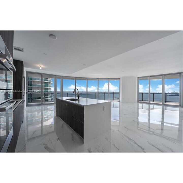 488 NE 18th St in Miami, FL - Building Photo