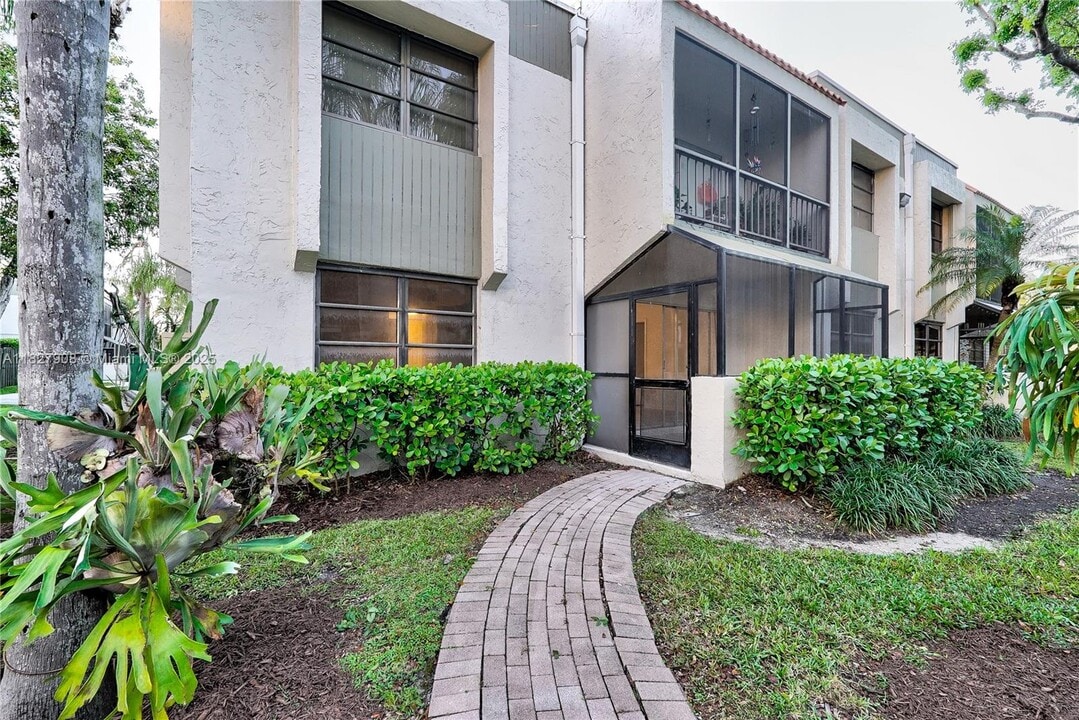 7917 SW 104th St in Miami, FL - Building Photo