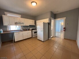 514 E Jersey St in Elizabeth, NJ - Building Photo
